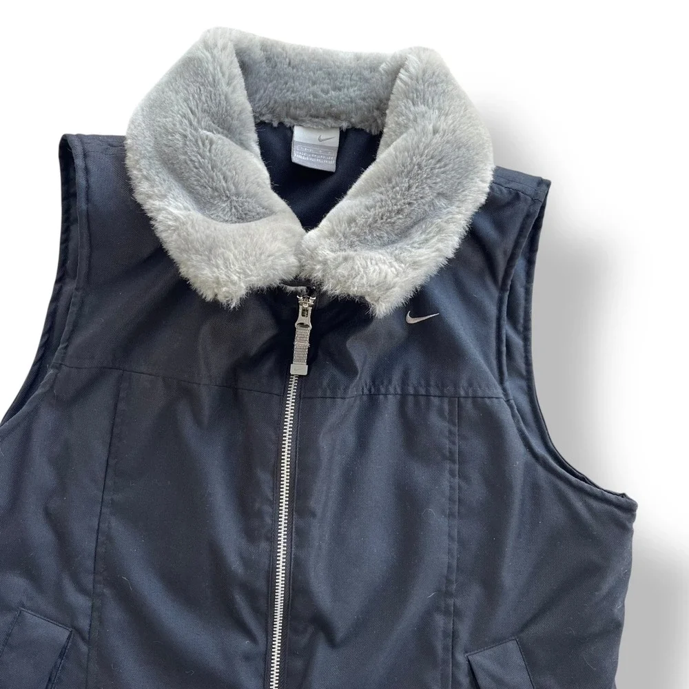Nike Women M Black Gray Faux Fur Collar Puffer Vest Full Zip Y2K Gorpcore Winter